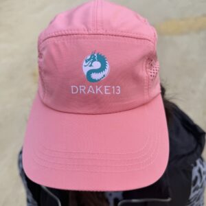 Gorra "Entreno con dragones" rosa salmón